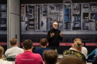 Design ist mehr als nur Ästhetik – es ist Strategie, Emotion und Technik in einem. Wie man solche Wirkung erzeugt und welchen Einfluss die KI auf die Welt des Designs hat, das lernten kürzlich Nachwuchstalente der Friedhelm Loh Group in Herborn von Design-Professor Wolfgang Henseler Design ist mehr als nur Ästhetik – es ist Strategie, Emotion und Technik in einem. Wie man solche Wirkung erzeugt und welchen Einfluss die KI auf die Welt des Designs hat, das lernten kürzlich Nachwuchstalente der Friedhelm Loh Group in Herborn von Design-Professor Wolfgang Henseler