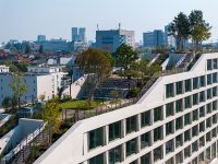 Ausgereifte Technologie in der Praxis: Das begrünte Dach des AERA in Berlin zeigt, wie Optigrün anspruchsvolle Gebäudebegrünung und zukunftsorientierte Stadtentwicklung miteinander verbindet. Ein eindrucksvolles Beispiel für grüne Lebensräume über den Dächern der Stadt.