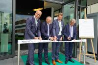Neuer Schüco Showroom in Düsseldorf: Offizielle Eröffnung durch Stephan Kutsch, Vertriebsleiter Metallbau West, Andreas Engelhardt, geschäftsführender und persönlich haftender Gesellschafter, Christian Benkelberg, Vertriebsleiter Metallbau Düsseldorf und Wolfgang Schneider, Leiter Vertrieb Metallbau Deutschland der Schüco International KG (v.l.) / Bildnachweis: Schüco International KG Neuer Schüco Showroom in Düsseldorf: Offizielle Eröffnung durch Stephan Kutsch, Vertriebsleiter Metallbau West, Andreas Engelhardt, geschäftsführender und persönlich haftender Gesellschafter, Christian Benkelberg, Vertriebsleiter Metallbau Düsseldorf und Wolfgang Schneider, Leiter Vertrieb Metallbau Deutschland der Schüco International KG (v.l.) / Bildnachweis: Schüco International KG