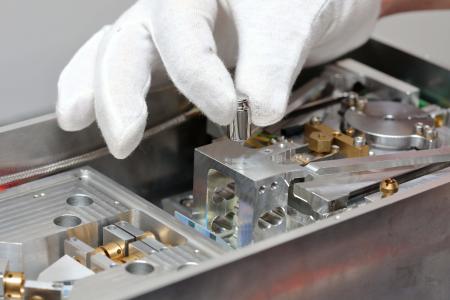 Die Planck-Waage der TU Ilmenau ist die weltweit erste industrietaugliche Waage für das „neue“ Kilogramm. Pünktlich zum Inkrafttreten der neuen SI-Einheit wurde sie nochmals verbessert (© TU Ilmenau)
