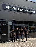 Die Rhein Gruppe wird neuer XPENG Vertriebspartner: Sude Kiret, Vertriebsassistentin und Social-Media-Beauftragte, Lucas Neubold, Serviceberater XPENG, Stefanie König, Vertriebsleitung, sowie Julian Schaaf, Verkäufer (v.l.n.r.)