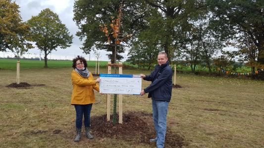 1.500 Euro für ein ganz besonderes Projekt – Granzins Bürgermeisterin Kathrin Wegener nimmt von Michael Hillmann, Vertriebsleiter der WEMAG, den symbolischen Spendenscheck für die Kinderstreuobstwiesen entgegen, Foto: WEMAG/Hillmann