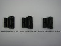 Schwarzpassivierung SurTec 691, jeweils auf alkalisch Zink SurTec 704, sauer Zink SurTec 758 und alkalisch Zink/Eisen SurTec 714. Alle Varianten wurden in SurTec 555 S versiegelt.