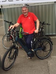 Frank Pauschert bei der Übernahme seines E-Bikes