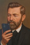 Mittels KI ins Jahr 2026 geholt: Firmengründer Ernst Selve wäre erstaunt, welche smarten Möglichkeit es heute gibt. Ausgestattet mit Smartphone und viel Neugierde würde ihn als Pionier sicherlich intelligente Technik faszinieren – wie die App-Steuerung von SELVE Home 3.