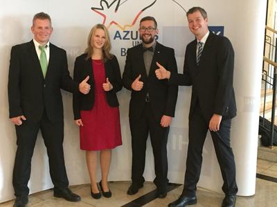 Angelina Hertel und Maximilian Grasser gemeinsam mit Michael von Hertell, REHAU Leiter Berufs-ausbildung (rechts), und Christian Beer, REHAU Ausbilder (links im Bild), bei der nationalen Bes-tenehrung in Berlin