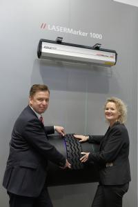 Freuen sich auf die Zusammenarbeit: Klaus Hamacher, Leiter des Bereichs Automation bei BST eltromat, und Caren Lüdemann, Sales Manager für SERVOLASER tireXpert bei LAP. Die servogesteuerten Laser von LAP werden im zukünftig eingesetzten BST eltromat LASERMarker 1000 Verwendung finden / Foto: BST eltromat International GmbH