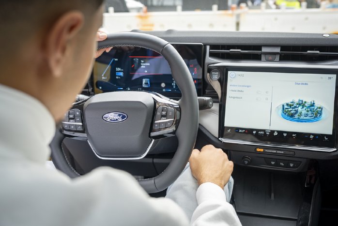 messefotograf-auto-innenraum-lenkrad-cockpit-und-displaydetail-muenchen.jpg