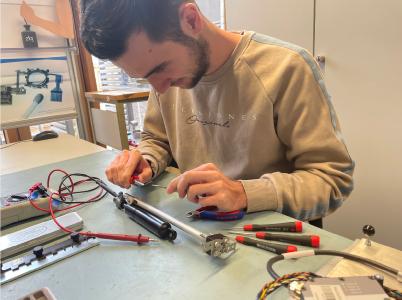 Maximilian Schmitt, Mechatronik-Student der Hochschule Aalen, hat in seinem erfolgreichen Praxissemester gezeigt, dass dünne Drähte eine große Antriebskraft entwickeln können / © Hochschule Aalen | Nina Schaible