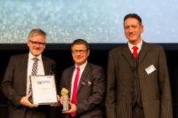 Im Rahmen der Jubiläumsfeier in der Münchener Wappenhalle übergab Chefredakteur Wiesböck (r.) den Meilenstein der Elektronik an Rittal, vertreten durch Martin Kandziora (m.), Leiter Markt-Kommunikation, sowie Ralf Schneider (l.), Leiter Produktmanagement und Business Development Klimatisierung bei Rittal / Quelle Stefan Bausewein 