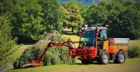Der neue Holder S 130: Perfekte Arbeitsergebnisse durch die dreidimensionale Frontaushebung, hydraulische Geräteentlastung und Frontzapfwelle, welche besonders bei leistungsstarken Anbaugeräten zum Einsatz kommen, wie zum Beispiel beim Seitenauslegemäher oder der Schneefräse
