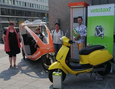 Anja Lamprecht (Swobbee), Sabine Lange (Velotaxi Frankfurt), Umweltdezernentin Rosemarie Heilig, Matthias Graf ( Velotaxi Frankfurt). Quelle: Velotaxi Frankfurt (V.l.n.r.)