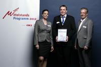 Karlsruhe, 3. Mai 2012. Bei einer feierlichen Preisverleihung des Mittelstandsprogramms konnte Dr. Gerold Monninger von AFRISO bereits zum dritten Mal den 1. Preis entgegen nehmen (v. l. Annette Großer von Mindjet, Dr. Gerold Monninger von AFRISO und Michael Louis von Mindjet) 