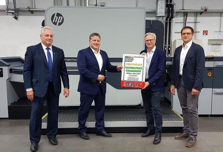 Kunden bewerten das nachhaltige Engagement von ONLINEPRINTERS mit dem Prädikat „sehr stark“. Dazu gratuliert Carsten Träger (2.v.l.), Abgeordneter des Wahlkreises Fürth im Deutschen Bundestag, Roland Keppler, CEO von ONLINEPRINTERS, und Jürgen Winkler, Director Operations und COO von ONLINEPRINTERS. Beim Rundgang durch die Produktion ebenfalls dabei: Neustadts Bürgermeister Klaus Meier (1.v.l.)