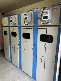 Retrofit im Aufbaugehäuse an einer luftisolierten Schaltanlage.jpg