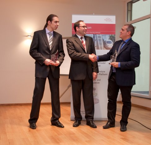 Dr.Peter Vortisch (Mitte) von der PTV AG gratuliert Prof.Dr. Guido Gentile (rechts) zum 1.P.jpg