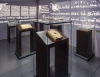 In der Klosterbibliothek können Besucher die frühe Schriftkultur entdecken. Mittels eines ausgeklügelten Lichtsystems erstrahlen an den umlaufenden Wänden abwechselnd historische Schriftzüge. Foto: © smac, Foto: László Farkas