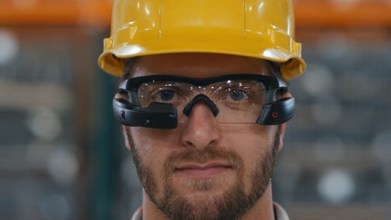Intel Worker with Recon Jet Pro Smart Glass and Pick-by-Vision Solution xPick.jpg
