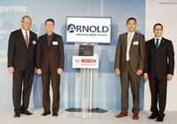 Von links nach rechts: Dr. Karl Nowak (Vorsitzender der Geschäftsleitung des Zentralbereichs Einkauf und Logistik der Robert Bosch GmbH), Gert-Thomas Höhn (Geschäftsführer der ARNOLD UMFORMTECHNIK), Andreas Egelseder (Global Sales Director der ARNOLD UMFORMTECHNIK) und Dr. Thomas Schulte (Leiter Einkauf Rohstoffe und Komponenten der Robert Bosch GmbH) bei der offiziellen Preisverleihung