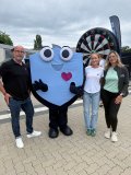Gemeinsam für die Lilien-Police: Sven Thiele, Frieda Spieker (beide Klöber Versicherungsmakler Privat GmbH), Michéle Blaß (Haftpflichtkasse Darmstadt) und Maskottchen Klöbi präsentieren die neue Versicherungslösung für Mitglieder des SV Darmstadt 98. Gemeinsam für die Lilien-Police: Sven Thiele, Frieda Spieker (beide Klöber Versicherungsmakler Privat GmbH), Michéle Blaß (Haftpflichtkasse Darmstadt) und Maskottchen Klöbi präsentieren die neue Versicherungslösung für Mitglieder des SV Darmstadt 98.