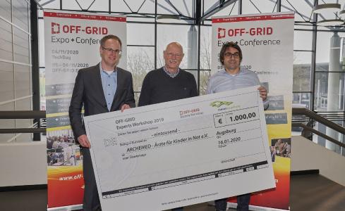 Messe Augsburg und Phaesun GmbH übergeben Erlöse des Off-Grid Sales an ARCHEMED (Foto: Messe Augsburg / Fotograf: Siegfried Kerpf)