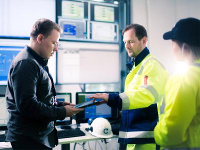 Mitarbeiter im Operational Center unterweist Servicetechniker © Caverion GmbH