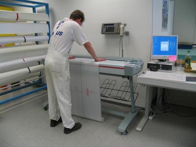 Archivfoto Airbus - Standort Hamburg - Finkenwerder: Die analoge Planvorlage wird über einen A0 Scanner digital aufbereitet. Diese digitalen Rasterdaten setzt RxSpotlight PRO in Vektordaten um