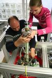 Wissenschaftler des IGF am Kryostat, der Teil des experimentellen Aufbaus zur Probekörperbeeinflussung ist, Foto: GÖDE-Stiftung