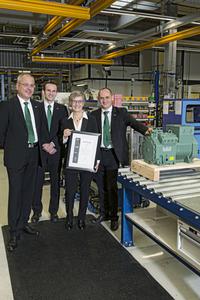 The 100,000th NEW ECOLINE reciprocating compressor (here: Type CE4) being presented to the Polish trading partner Berling S.A.. The photograph shows (from left) Frank Fuhlbrück (BITZER Schkeuditz Plant Manager), Volker Stamer (Director of Stationary Products at BITZER), Hanna Berling (CEO of Berling S.A.), and Michael Eichberger (Managing Director BITZER Austria).