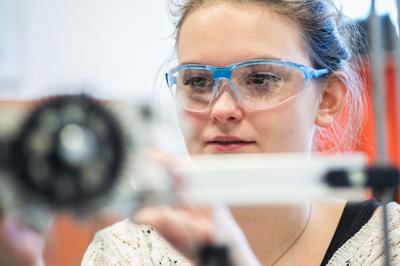 Rahel Heidelberg bei der Arbeit am Drucker