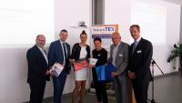 (v. l. n. r.) Dirk Zschenderlein, Projektleiter futureTEX; Gregor Götz, Geschäftsführer VOWALON Beschichtung GmbH Treuen; Mareen Götz, Geschäftsführerin VOWALON Beschichtung GmbH Treuen; Dr. Ina Meinelt, Geschäftsführerin P3N MARKETING GMBH; Andreas Berthel, Kaufmännischer Direktor Sächsisches Textilforschungsinstitut e.V. (STFI) und Konsortialführer futureTEX; Dr. Yves-Simon Gloy, wissenschaftlicher Direktor Sächsisches Textilforschungsinstitut e.V. (STFI); FOTO: P3N MARKETING GMBH (v. l. n. r.) Dirk Zschenderlein, Projektleiter futureTEX; Gregor Götz, Geschäftsführer VOWALON Beschichtung GmbH Treuen; Mareen Götz, Geschäftsführerin VOWALON Beschichtung GmbH Treuen; Dr. Ina Meinelt, Geschäftsführerin P3N MARKETING GMBH; Andreas Berthel, Kaufmännischer Direktor Sächsisches Textilforschungsinstitut e.V. (STFI) und Konsortialführer futureTEX; Dr. Yves-Simon Gloy, wissenschaftlicher Direktor Sächsisches Textilforschungsinstitut e.V. (STFI); FOTO: P3N MARKETING GMBH
