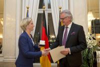 Ministerin Dr. Nicole Hoffmeister-Kraut überreicht die Wirtschaftsmedaille an die Firma Karl Späh GmbH & Co. KG aus Scheer. Geschäftsführender Gesellschafter Alfred Späh nimmt die Auszeichnung in Stuttgart entgegen / Foto: Ministerium