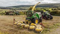 Autonomous diversity in the field: A forage harvester and two tractors from different OEMs operate side by side – connected via digital control and unified interfaces. At the core: the NX NextMotion Drive-by-Wire platform.