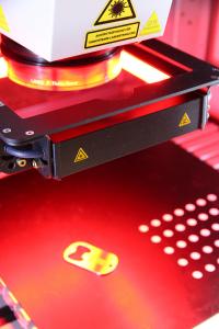 Laser marking sample under the marking head of a FOBA M2000 laser marking station at IFC Tuttlingen (picture rights: FOBA)