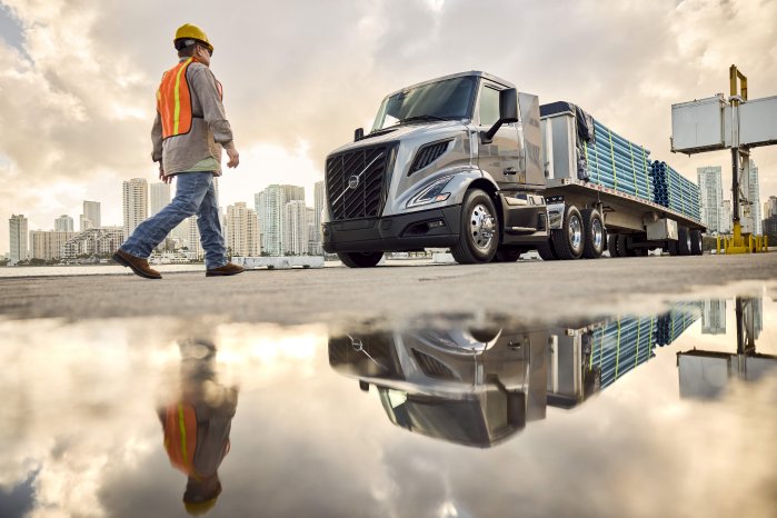 All-new-Volvo-VNR-300-Reflection_Original file.jpg