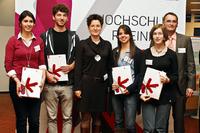 Die SER-Deutschlandstipendiaten (v.l.) Mirjam Bayatloo, Mathias Volland, Merle Sophie Hiort und Christine Emrich; Carolin Grätz, Leiterin Personal SER (Mitte); Professor Dr. Dirk Krechel, Hochschule RheinMain (rechts) Die SER-Deutschlandstipendiaten (v.l.) Mirjam Bayatloo, Mathias Volland, Merle Sophie Hiort und Christine Emrich; Carolin Grätz, Leiterin Personal SER (Mitte); Professor Dr. Dirk Krechel, Hochschule RheinMain (rechts)