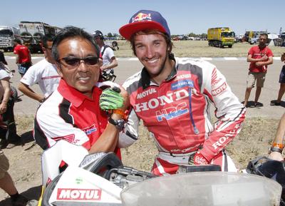 Katsumi Yamazaki, Dakar Rally TEAM HRC Director mit Sam Sunderland