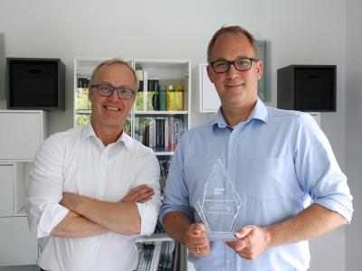 Bernd Schmieder und Ingo La Roche, Geschäftsführer der CONET Business Consultants GmbH, mit dem Award als Partner des Jahres 2021