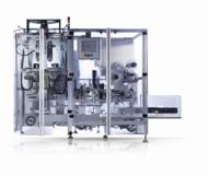 Die Falt- und Etikettiermaschine FM260 legt die Fahne wahlweise ein- oder zweimal um und verschließt den Beutel mit einem exakt positionierten Etikett. TEEPACK Spezialmaschinen GmbH & Co. KG