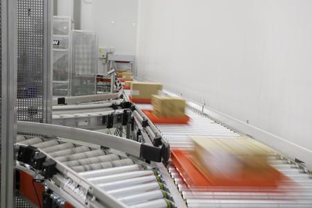 Gefrorene, gekühlte und trockene Waren - alles in einem Logistikzentrum bei Ahorramás Quelle: TGW Logistics Group GmbH