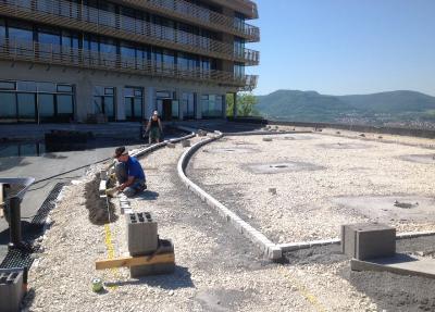 Das Dränage- und Wasserspeicherelement Floadrain FD 40 ist die richtige Wahl für die hier ausgeführten Gehbelagsflächen der Dachterrasse / Quelle: Dipl.-Ing. Michael Epple