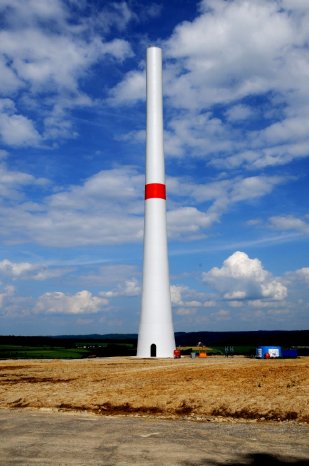 Turmbau einer von fünf Anlagen des Windparks Bayerischer Odenwald von Green City Energy.jpg
