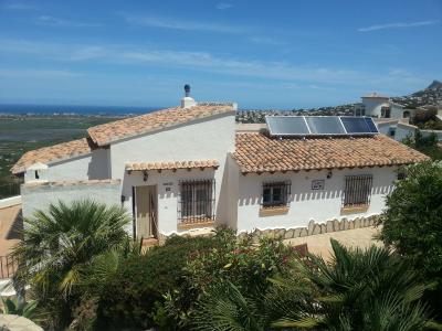 * Vacation property in Spain, equipped with the TWINSOLAR compact 6.0 (Source: GRAMMER Solar, 2014)