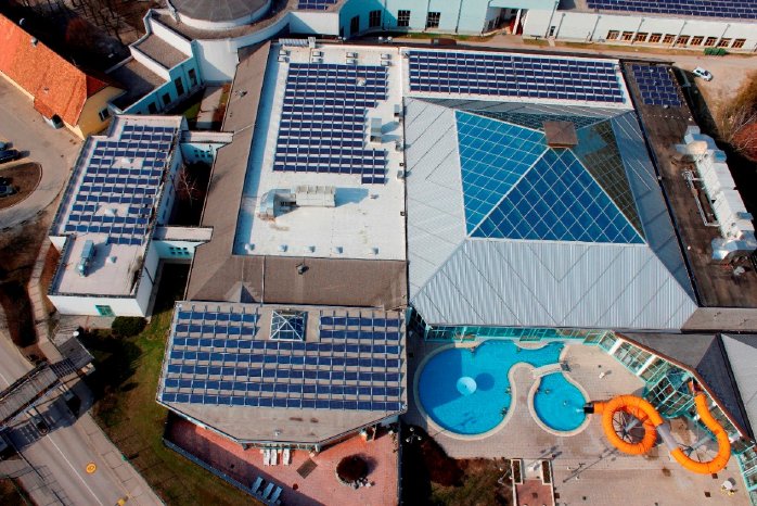 Solaranlage mit Canadian Solar Modulen auf der Therme Čatež in Slowenien.jpg