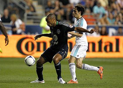 Thierry Henry (links) im Team der MLS All-Stars setzt sich im Zweikampf gegen Yossi Benayoun durch (Foto: Getty Images)