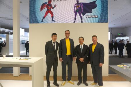 Bekräftigten ihre Zusammenarbeit auf der HANNOVER MESSE: Hiroshi Satoh, Division General Manager, International Business Division, HIROSE; Philip Harting, Vorstandsvorsitzender HARTING Technologiegruppr; Kazunori Ishii, Präsident HIROSE; und Ralf Klein, Geschäftsführer HARTING Electronics (von links nach rechts)