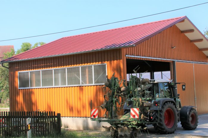 landwirtschaftliche Halle in Bayern mit einem Dach aus Isolierpaneelen - geliefert von LUXM.jpg