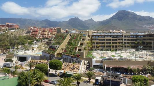 Die spektakulären Steildachbegrünungen prägen das exklusive Erscheinungsbild des GF Victoria Hotels auf Teneriffa. Quelle: ZinCo GmbH / Impermeabilizaciones Machado, S.L.U.