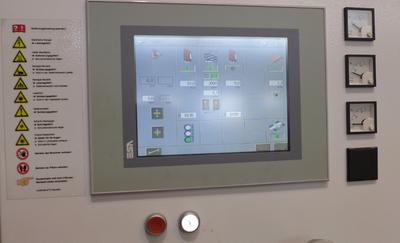 Bild 4: Blick auf den grafisch unterstützenden Touch-Screen Bildschirm der Steuerung
