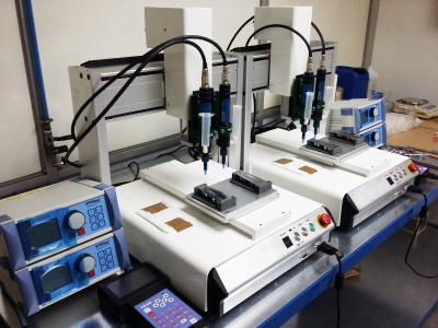 preeflow eco-PEN300 1K Dispenser und eco-CONTROL EC200-K Dosiersteuerungen in einem Dosiersystem für den Farbauftrag auf Embleme